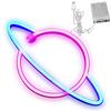 <FONT size=1>
<b>Alimentación:</b> USB o 3 Pilas AA (No incluidas)<br>
<b>Diseño:</b> Planeta. <br>
<b>Colores:</b> Rosa/Azul. <br>
<b>Material:</b> Plástico y Tira de Luz LED Neón. <br>
<b>Aplicaciones:</b> Se utilizan como decoración distintiva en dormitorios, salas, áreas de entretenimiento, restaurantes, bares, cafeterías, tiendas de ropa, estudios de tatuajes, en fiestas temáticas, como regalo, etc.
<br>
<b>Garantía:</b> 30 Días. <br>